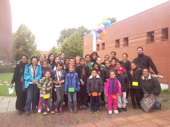 De MAGIM-kinderen op de foto met de pengadjars